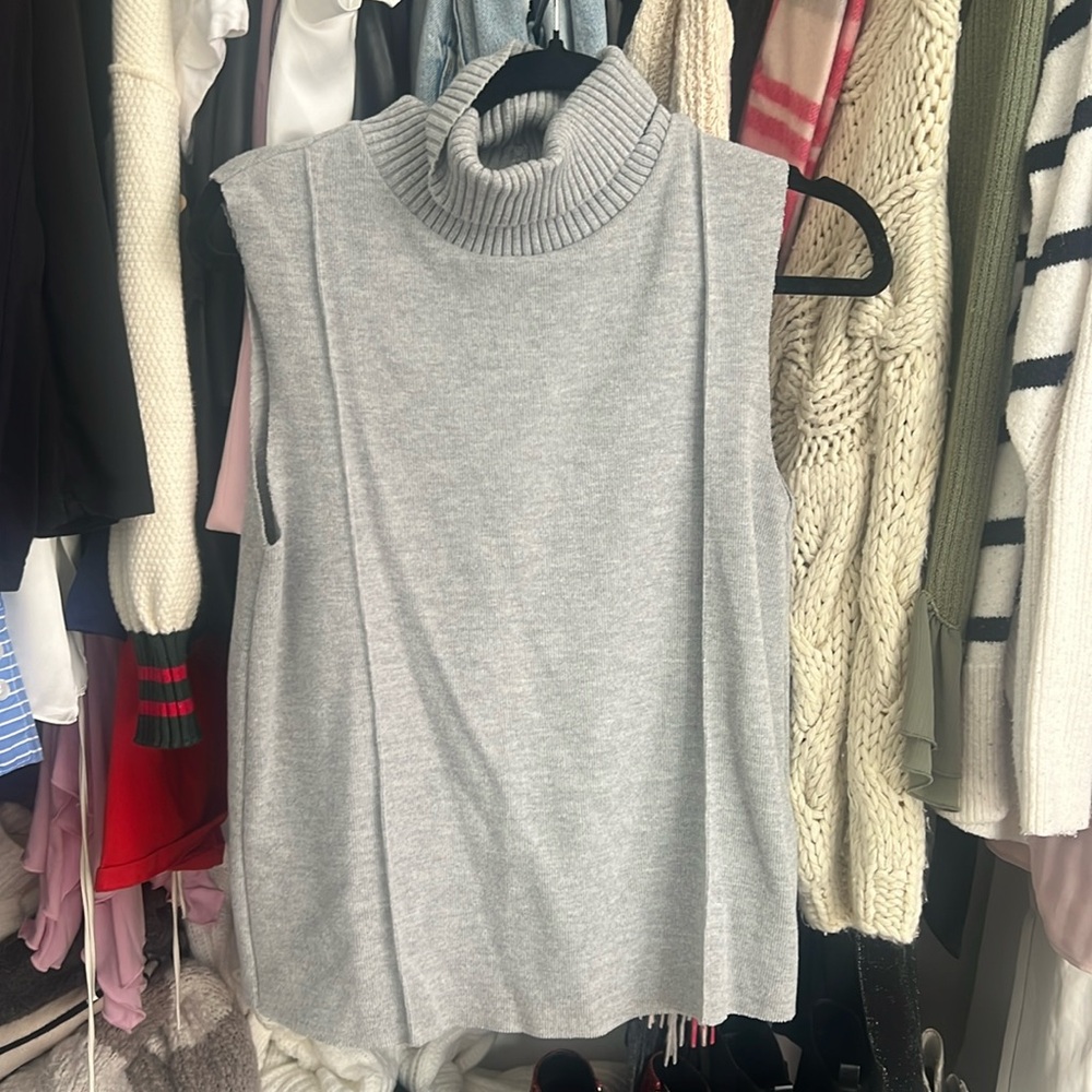 Sleeveless turtleneck sweater